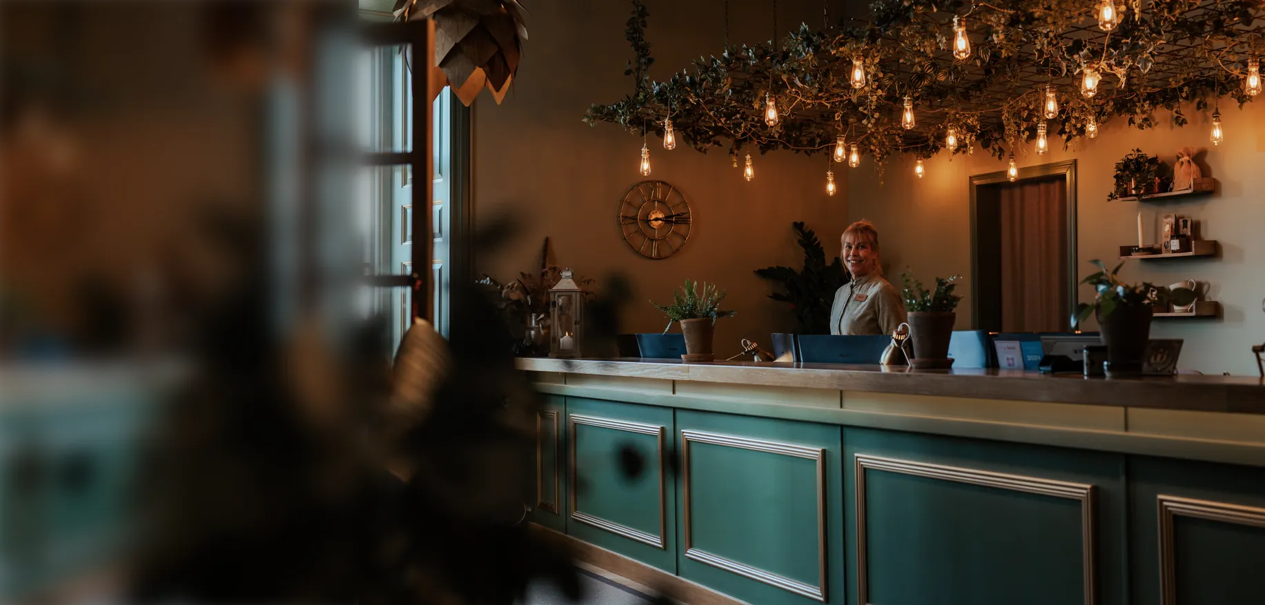 Person i receptionen på en anläggning som använder Omnis